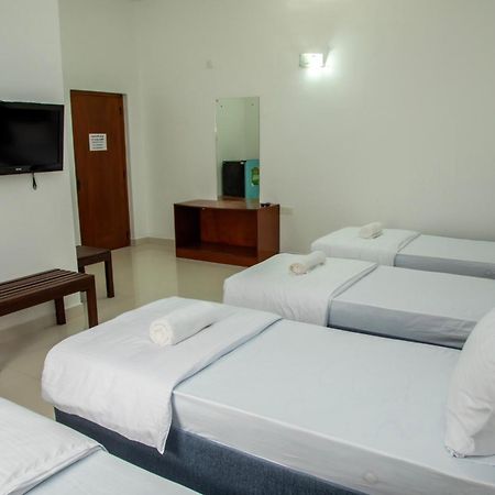 Funk Bunks - By The Lake Kandy Exterior photo