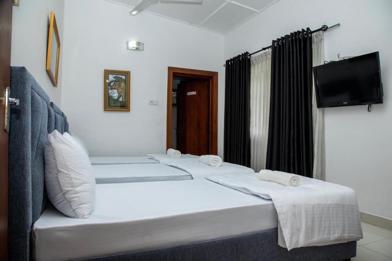 Funk Bunks - By The Lake Kandy Exterior photo