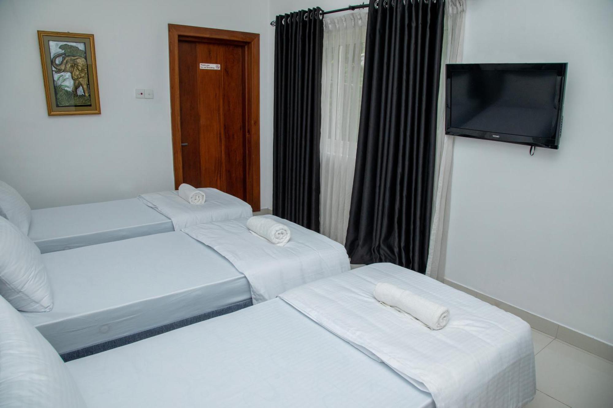 Funk Bunks - By The Lake Kandy Exterior photo