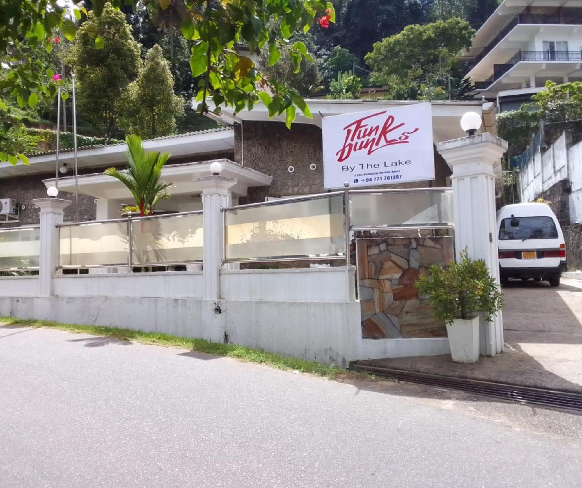 Funk Bunks - By The Lake Kandy Exterior photo