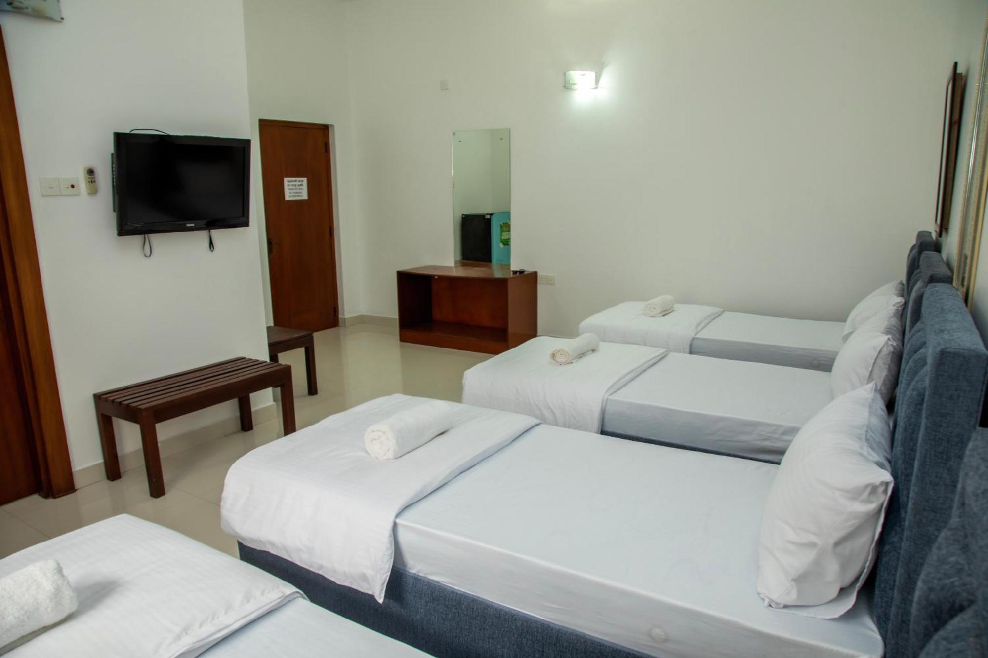 Funk Bunks - By The Lake Kandy Exterior photo